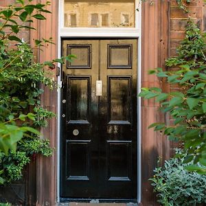 Beautiful, Traditional 2 Bedroom Main Door Flat