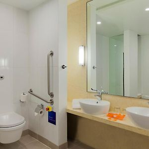 Chambre Lit Queen-Size avec Accès aux Personnes Handicapées