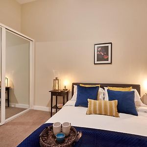 Two Bedroom Apartment By Jlj Apartments & Serviced Accommodation Birmingham - Mantella Lofts