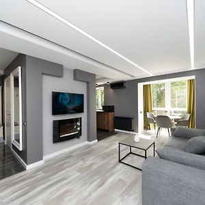 Luxrent Apartments on Lesi Ukrainki - Kiev