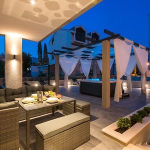 Family Apartment Dubrovnik - Private Jacuzzi Terrace, Private Parking