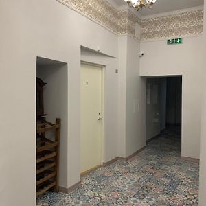 Studio Lit King-Size