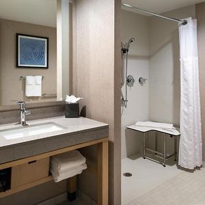 Chambre Lit Queen-Size avec Accès aux Personnes Handicapées