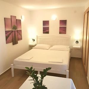 Studio Lit King-Size