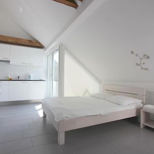 Studio Lit King-Size