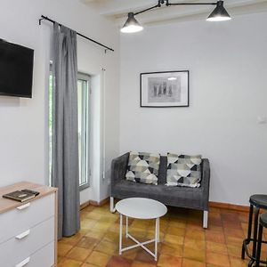 Studio Lit King-Size