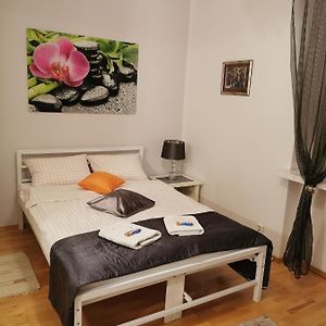 Studio Lit King-Size