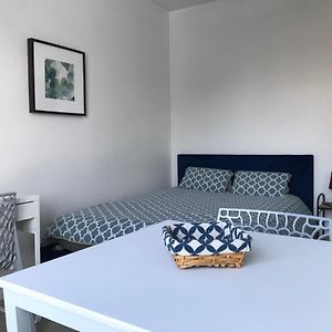 Studio Lit King-Size
