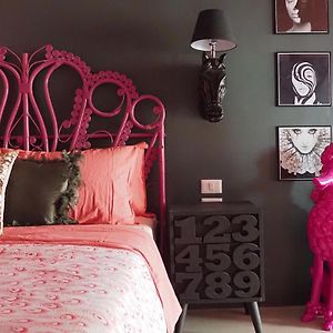 Studio Lit King-Size