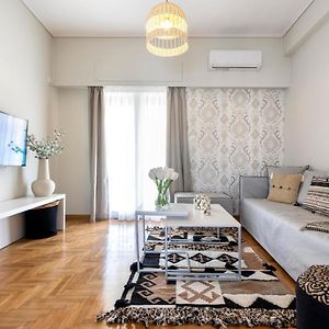 “Dandelion” Apartment With An Acropolis View