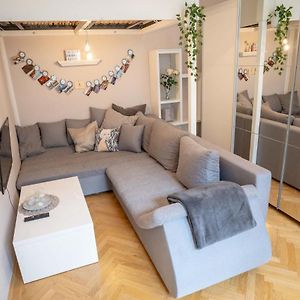 Cozy Modern Nest In The Heart Of Vienna With Netflix