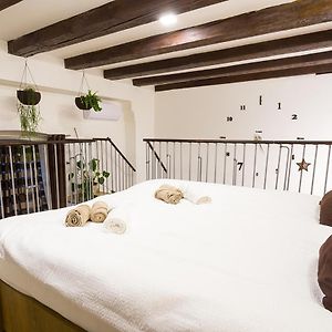 Sweet Getaway Apartment - Central & Parking