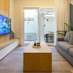 “Champions” Apartment In N. Kosmos Neighbourhood