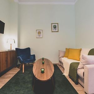 Neoclassical Apartment Near Acropolis - Livingstone Crystal