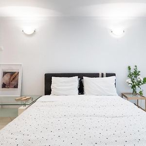 Studio In The City Center, Syntagma