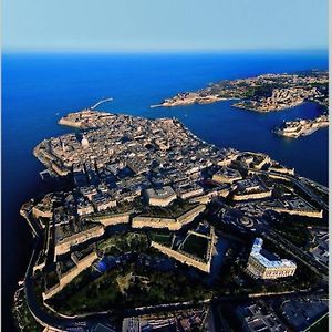 Valletta Art House - Retro Bordello