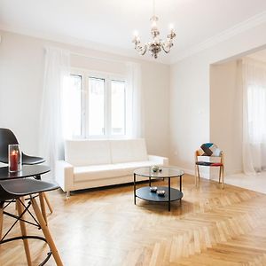 Highend 2Bdr Full Apt/ Ideal Location