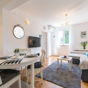 Flora Three Bedroom Apartment Near Beach
