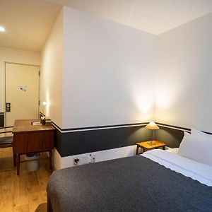 Studio Lit King-Size
