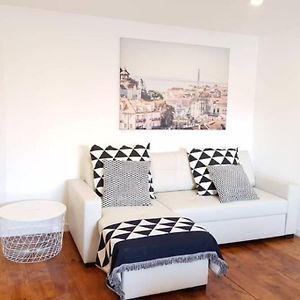 Inloveapartments - Typical Alfama Balcony