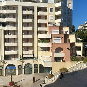 Palais des Arts, Proche Tram et Promenade