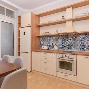 Spacious Vintage 2Br, 2Bath Apartment By Flat Mаnager