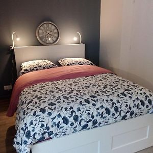 Studio Lit King-Size