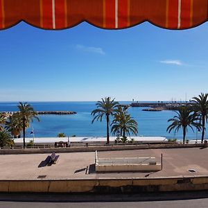 Menton, 2 pièces face à la mer, 2 minutes à pied du centre-ville.