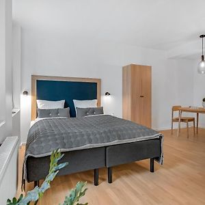 Studio Lit King-Size