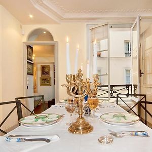 Luxury, Calm&Elegance in the heart of Champs-Elysées with a bottle of Champagne upon your arrival !!!