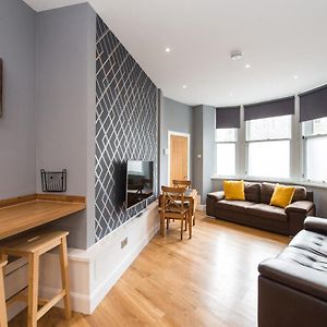 Castle Apt, Modern, Central