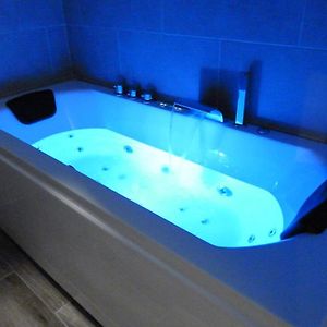 Studio Lit King-Size