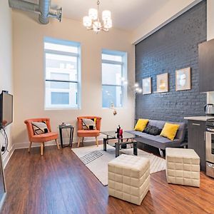 Modern&cosy SMOKING 2 bedroom on Michigan avenue