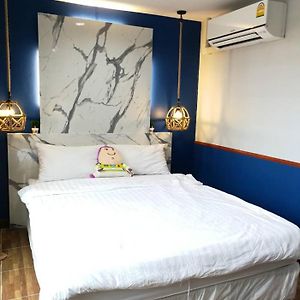 Studio Lit Queen-Size