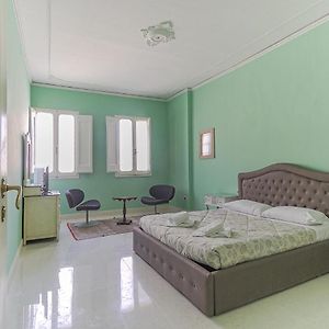 Spacious Three Bedroom Apartment On The Arno