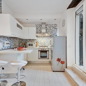 Coverciano Modern Apartment With Patio!