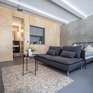 Studio Lit King-Size