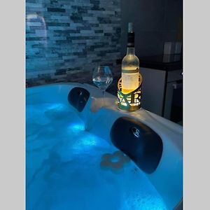 Joli T2, jacuzzi, jardin et parking privés, métro