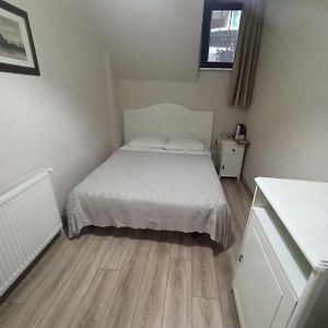 Chambre Double au Sous-Sol