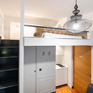 Studio Lit King-Size