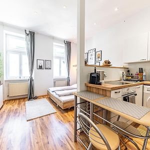 Cozy + Trendy By Jr City Apartments