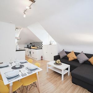Canterbury 2 Bed Apartment Close To Town Ct1 Sleeps 6