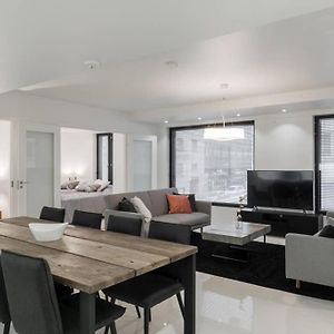 Sleek And Spacious 3 Bedroom Apartment In City Centre