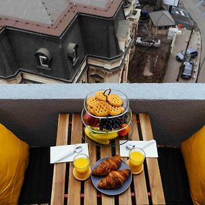 Stunning Views - Top Location - Netflix + Balcony