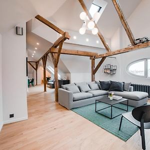 Big Design Apt - Sleeps 12 - Best Location