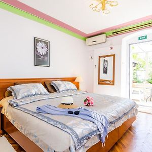 Studio Lit King-Size