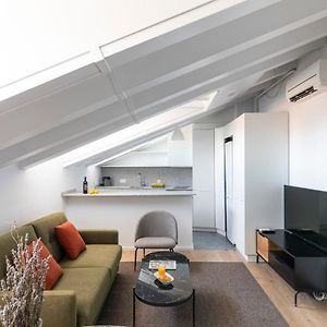 Studio Lit Queen-Size