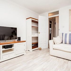 Modern And Spacious Central 1 Bedroom Apartment With Balcony