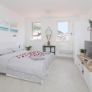 Kenova Studio Apartment