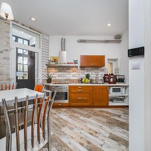 Riverside City Center Apartment With Classic Vibes - By Upstairs